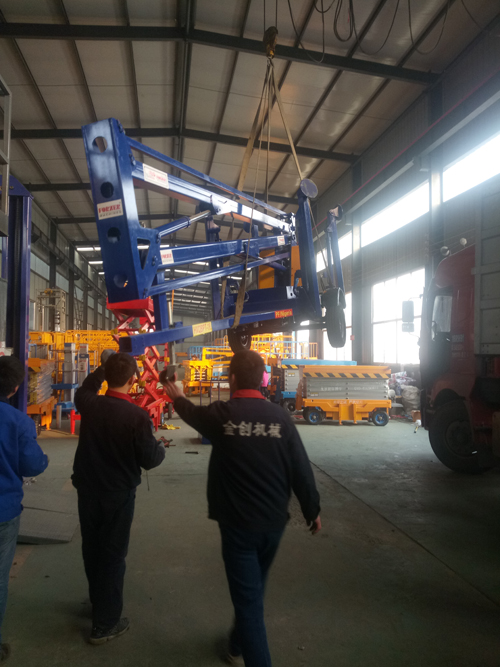 拖車折臂液壓升降機(jī)在裝車 拖車折臂液壓升降機(jī)在裝車