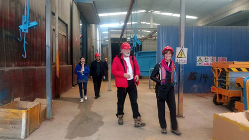 美國(guó)客戶考察液壓升降平臺(tái)噴塑烤漆車間 美國(guó)客戶考察液壓升降平臺(tái)噴塑烤漆車間