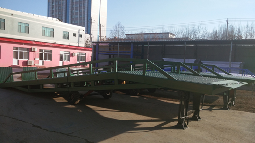 移動(dòng)液壓登車橋 移動(dòng)液壓登車橋