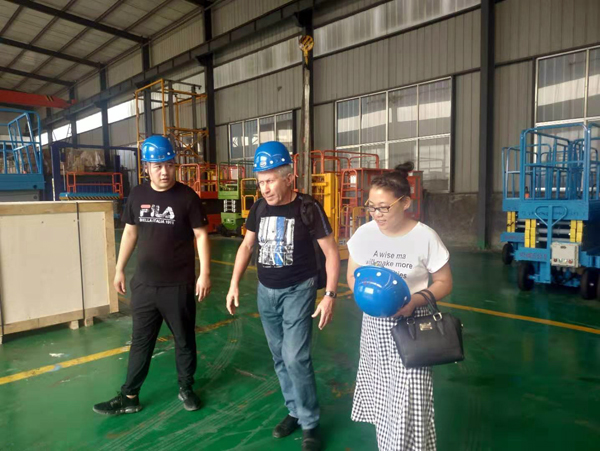 以色列客戶來(lái)公司考察液壓升降平臺(tái) 以色列客戶來(lái)公司考察液壓升降平臺(tái)