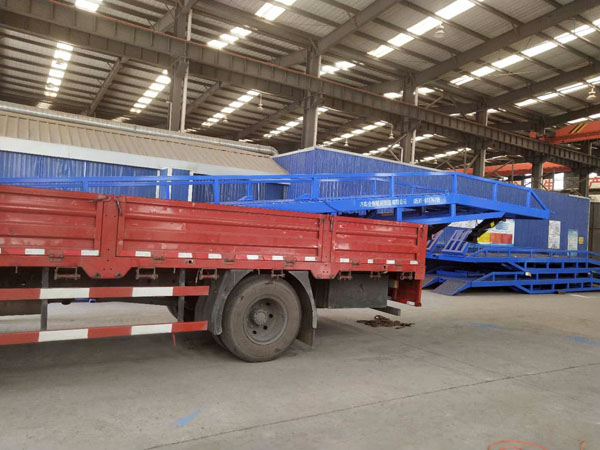 移動(dòng)式液壓登車(chē)橋 移動(dòng)式液壓登車(chē)橋